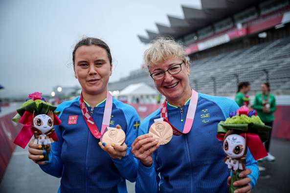 Swedish paracyclists Louise Jannering and Anna Svärdström shows off their bronze medals at the Tokyo Paralympics