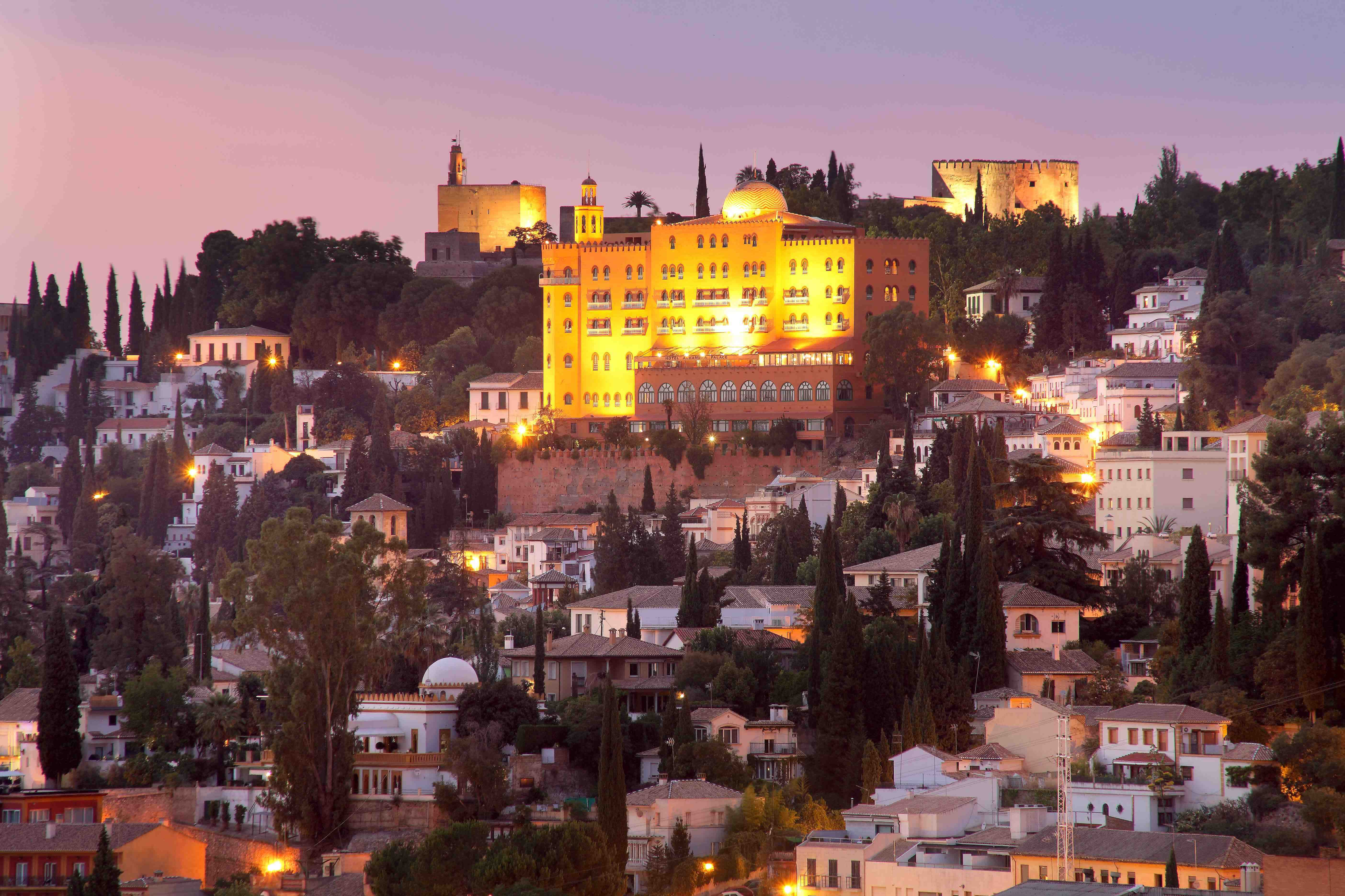 photo of the hotel alhambra lit up at night