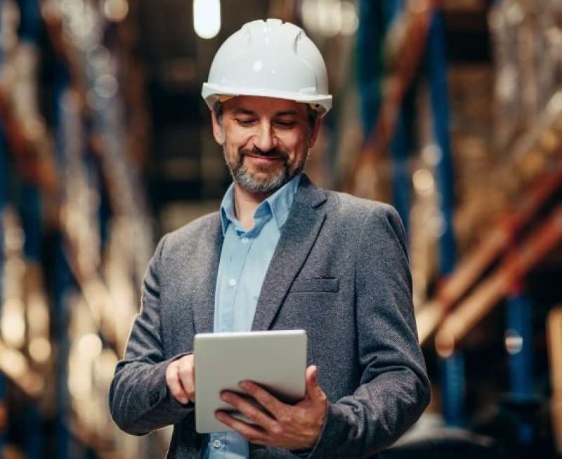 Hombre utilizando el ERP para Maquinaria y Equipos Industriales en una tableta